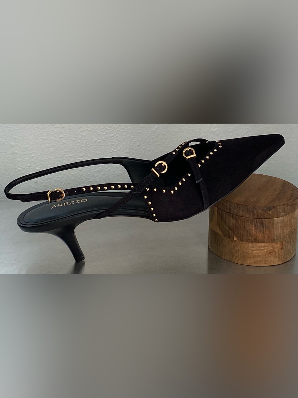 NEW LUXURIOUS SUEDE LEATHER LOW 
STILETTO PUMPS WITH GOLD STUDS MADE IN BRAZIL